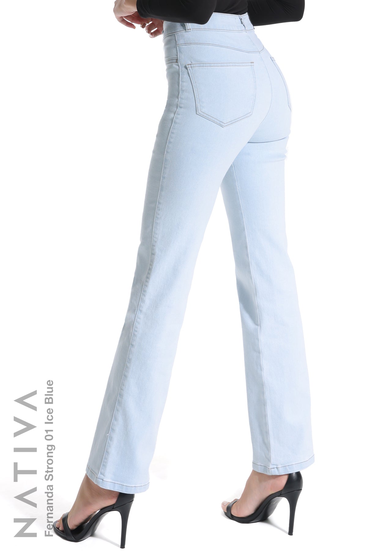 STRAIGHT JEANS, FERNANDA STRONG 01 ICE BLUE. Talle Alto. Con tejidos super elasticos ESFD (Extreme Stretch Flattering Denim). Cintura Ajustable PERFECT FIT®