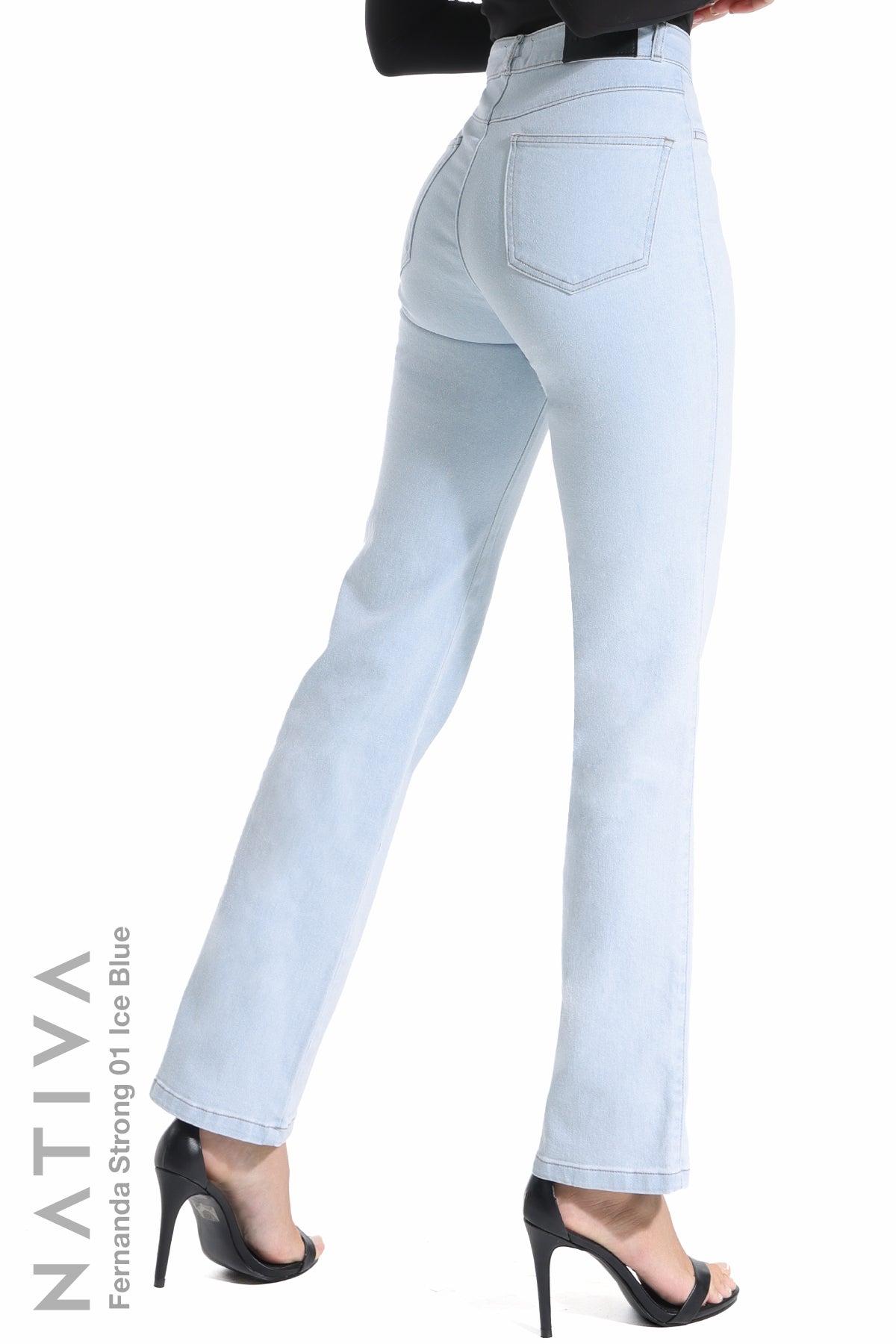 STRAIGHT JEANS, FERNANDA STRONG 01 ICE BLUE. Talle Alto. Con tejidos super elasticos ESFD (Extreme Stretch Flattering Denim). Cintura Ajustable PERFECT FIT®