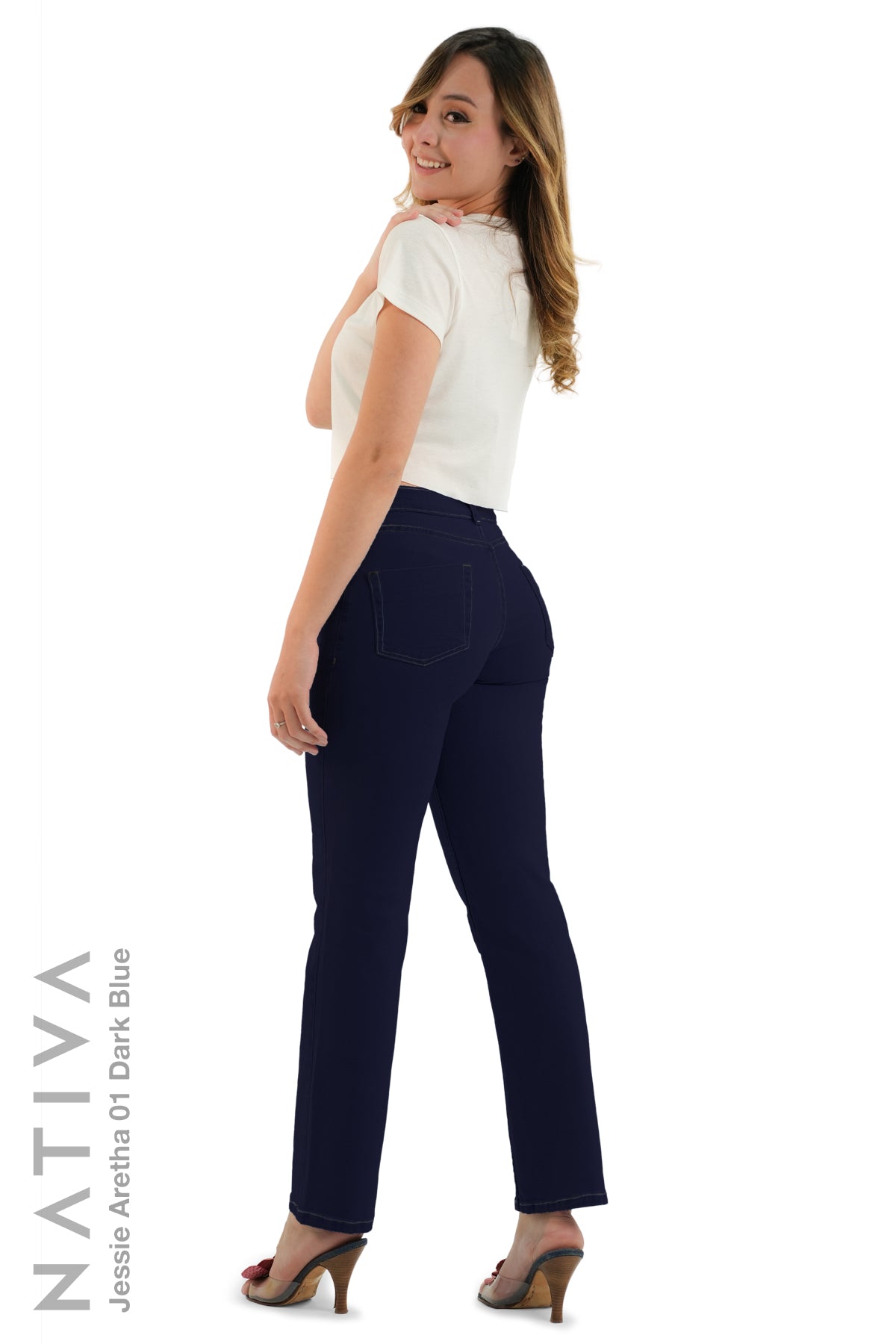 STRAIGHT JEANS, JESSIE ARETHA 01 DARK BLUE. Talle Medio. Con tejidos ESFD (Extreme Stretch Flattering Denim). Cintura Ajustable PERFECT FIT®