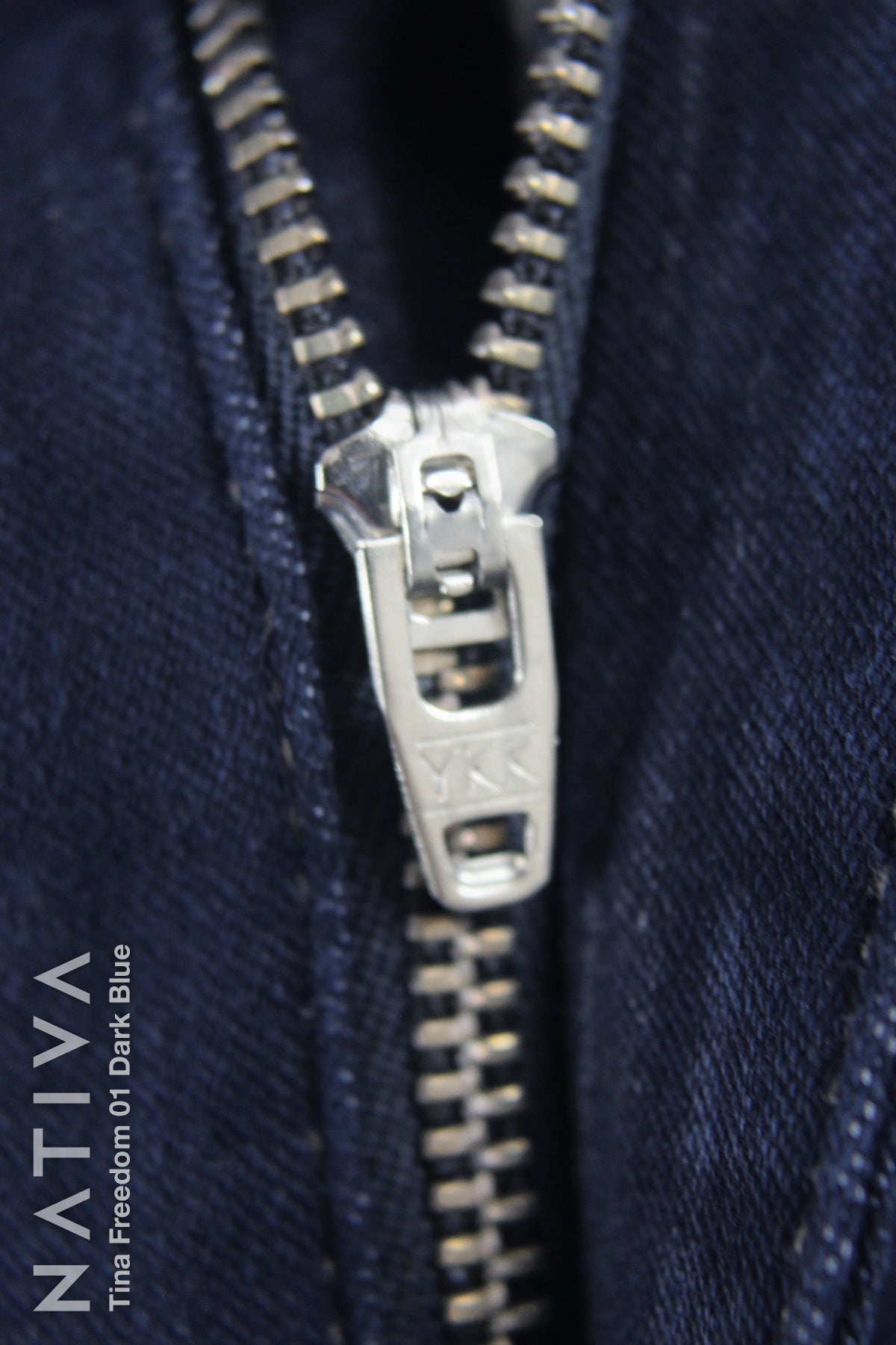 STRAIGHT JEANS, TINA FREEDOM 01 DARK BLUE. Talle Alto. Con tejidos super elásticos ESFD (Extreme Stretch Flattering Denim). Cintura Ajustable®