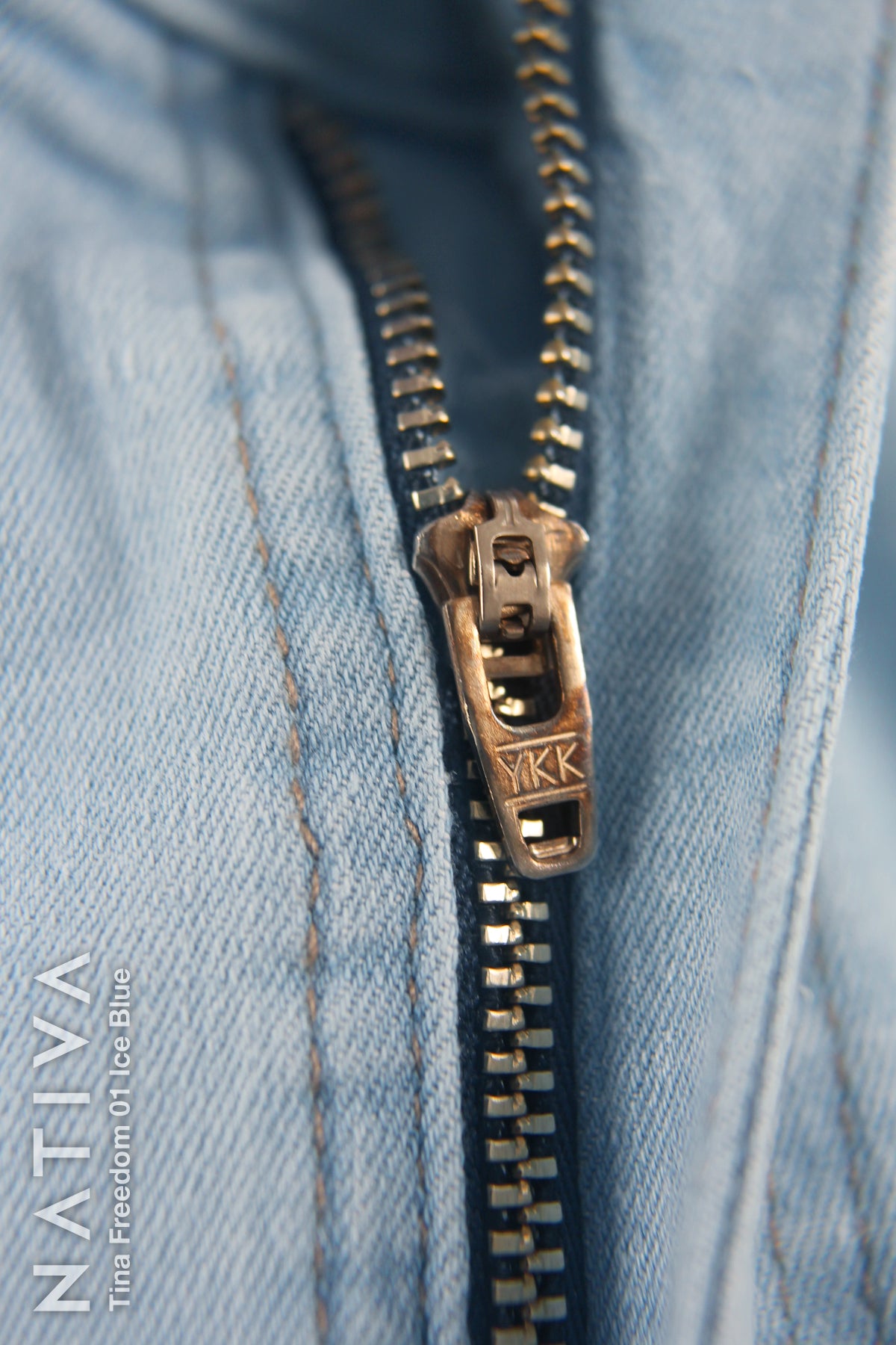 STRAIGHT JEANS, TINA FREEDOM 01 ICE BLUE. Talle Alto. Con tejidos super elásticos ESFD (Extreme Stretch Flattering Denim). Cintura Ajustable®