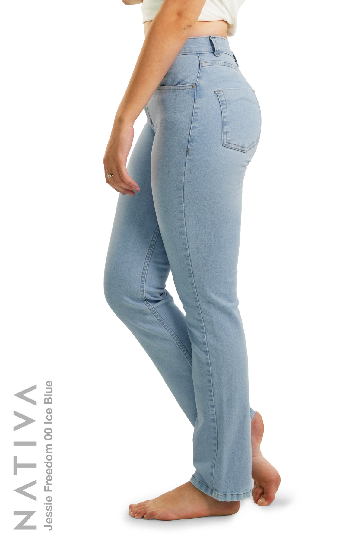 STRAIGHT JEANS, JESSIE FREEDOM 00 ICE BLUE. Talle Medio. Con tejidos super elásticos ESFD (Extreme Stretch Flattering Denim). Cintura Ajustable®