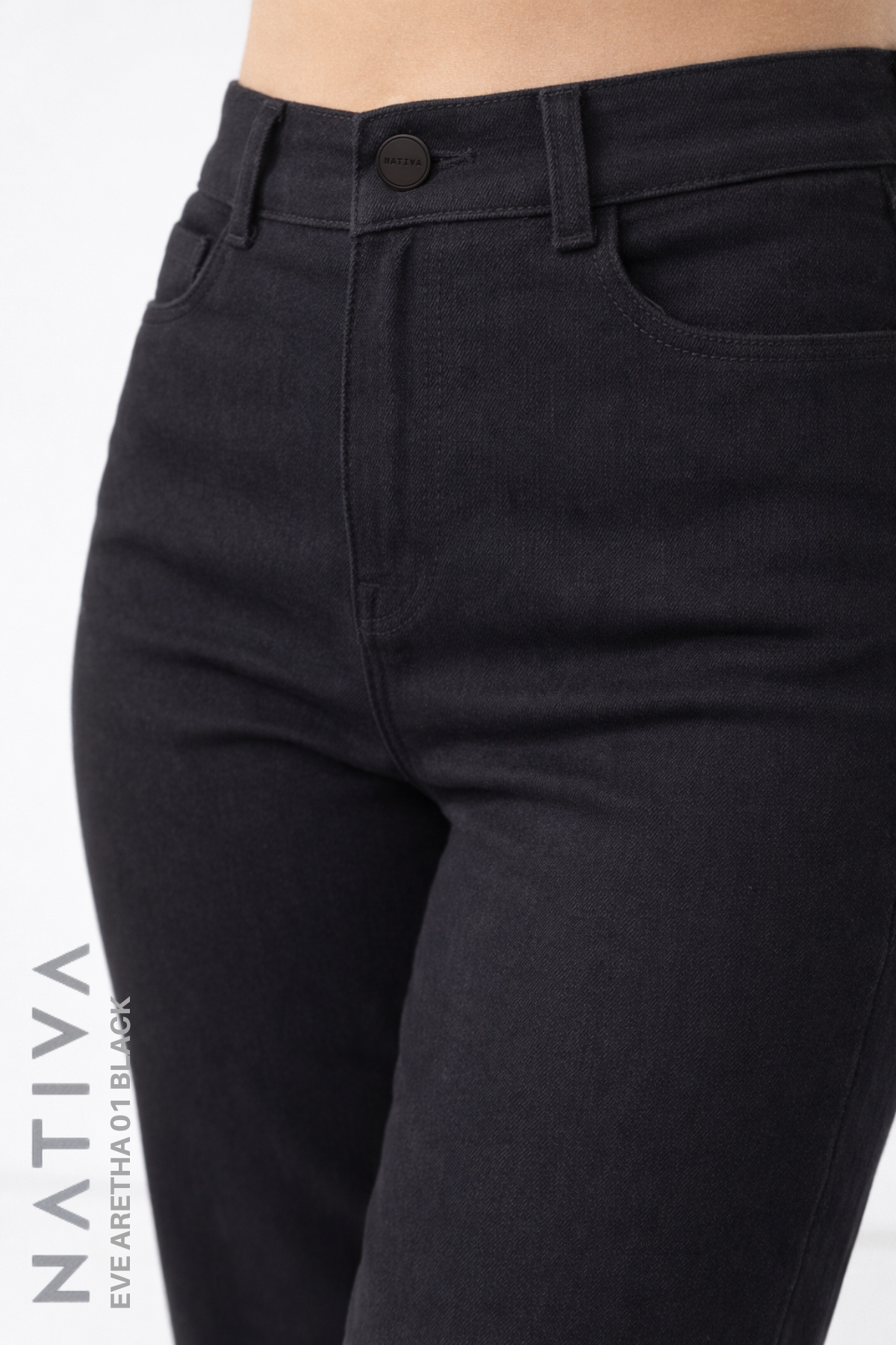 STRAIGHT JEANS, EVE ARETHA 01 BLACK. Talle Medio. Con tejidos ESFD (Extreme Stretch Flattering Denim). Cintura Ajustable PERFECT FIT®