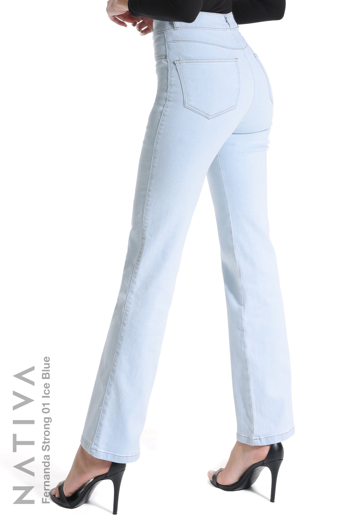 STRAIGHT JEANS, FERNANDA STRONG 01 ICE BLUE. Talle Alto. Con tejidos ESFD (Extreme Stretch Flattering Denim). Cintura Ajustable PERFECT FIT®